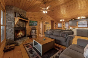 Adorable Rustic log Cabin lake view, Pet friendly
